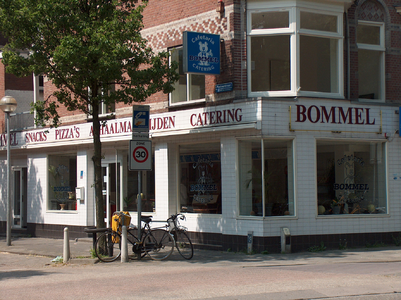 820088 Gezicht op de winkelpui van het hoekpand Catharijnesingel 99 (Cafetaria-Catering Van Bommel) te Utrecht; links ...